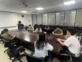 会议室里的人们
AI 生成的内容可能不正确。