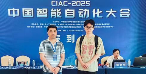一群人站在人的照片上写着字

AI 生成的内容可能不正确。